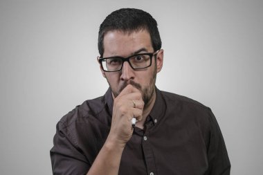 Genç adam işaretçisiyle el düşünüyorum