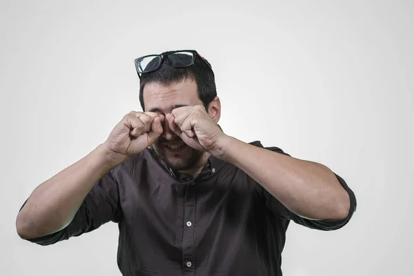 Hombre Rascarse Los Ojos Con Las Gafas Quitadas —  Fotos de Stock