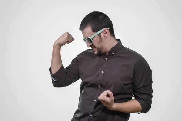 Homem Com Camisa Eufórica Comemorando Com Braços Levantados — Fotografia de Stock