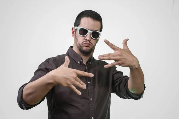 Mann Mit Sonnenbrille Und Ausdruck Mit Händen — Stockfoto