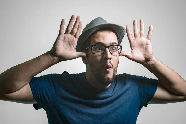 Homem Com Chapéu Surpreso Com Mãos Rosto — Fotografia de Stock