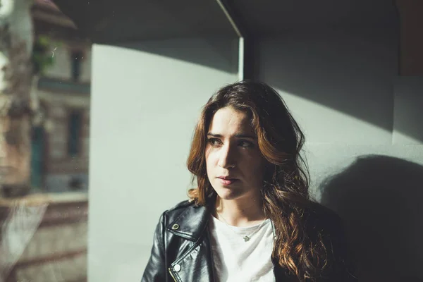 Retrato Mujer Hermosa Delante Una Ventana — Foto de Stock