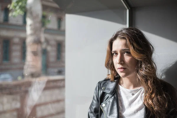 Retrato Mujer Hermosa Delante Una Ventana — Foto de Stock