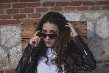 güzel uzun saçlı kadın güneş gözlüğü ile oynamak