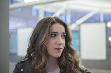 deri ceket kitaplıkla kadın portresi