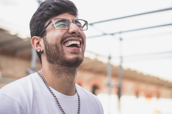 Mann Mit Brille Lacht Auf Der Straße — Stockfoto