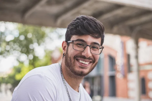 Mann Mit Brille Lacht Auf Der Straße — Stockfoto