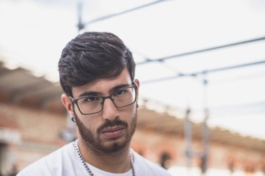 gözlük ve sakallı adam portresi