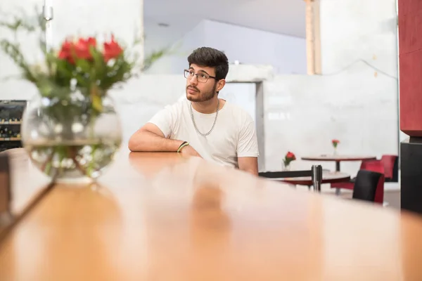 Cara Sentado Bar Com Frasco — Fotografia de Stock