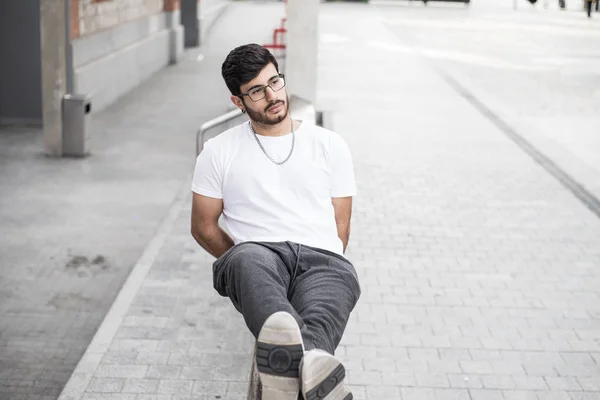 Homem Com Barba Apoiada Num Corrimão — Fotografia de Stock