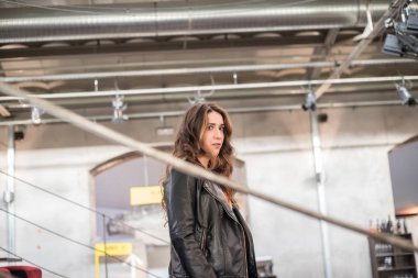 Endüstriyel depo güzel kadın portresi