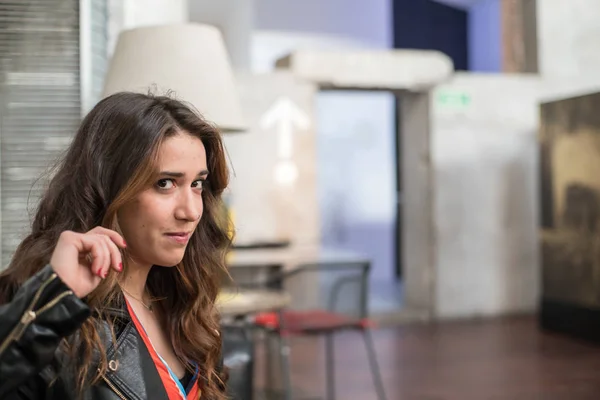 Retrato Una Mujer Pelo Bastante Largo Bar — Foto de Stock