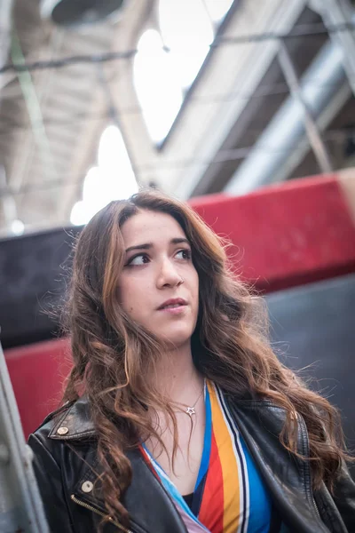 bir barda oldukça uzun saçlı kadın portresi