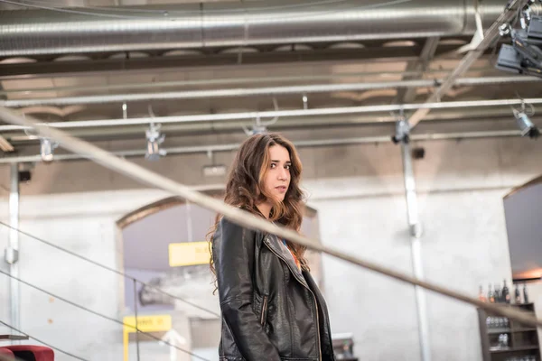 Endüstriyel depo güzel kadın portresi