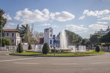 Bulutlar ve güneş ile madrid şehir sokaklarında