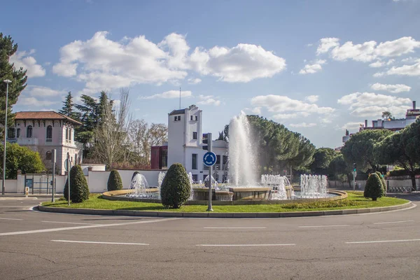 Bulutlar ve güneş ile madrid şehir sokaklarında