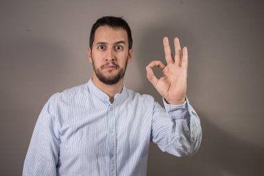 adam elleriyle onay hareketi ile