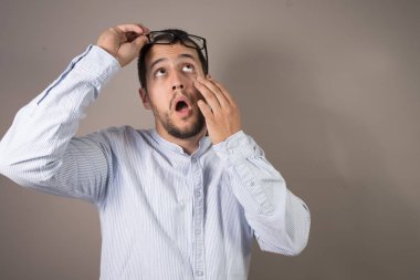 adam göz damlası gözlerinde atma