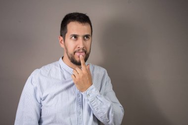 adamın parmağını onun dil ile düşünce