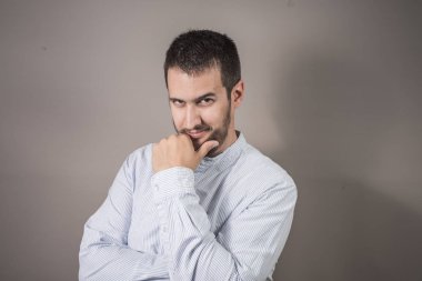 adam çekici ifade ve çene üzerinde el ile