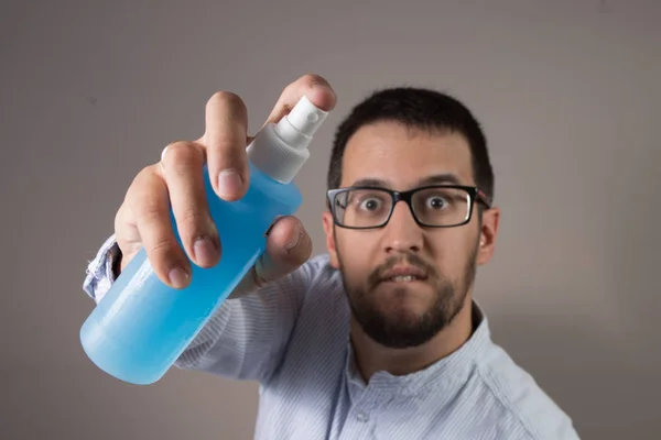 Ragazzo Con Gli Occhiali Sparare Con Uno Spray — Foto Stock