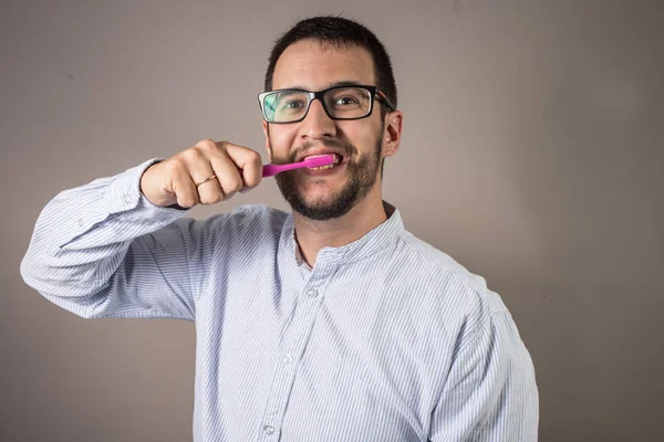 Cara Com Óculos Usando Uma Escova Dentes — Fotografia de Stock