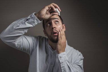 Gözlerinde çocuk atma göz damlası