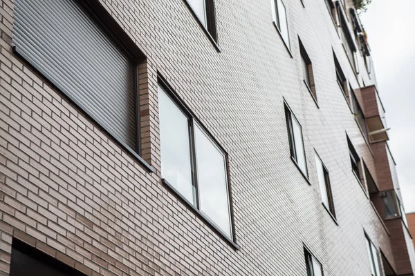 Mimari tasarım inşaat. Modern bina. Mimari detay. Tasarım ve desen. mimari tuğla ile. bina kadar yakın. Mimari detay. en az çizgi ile sanat.