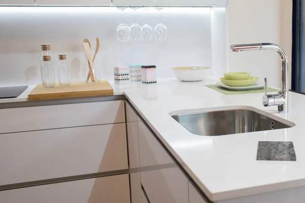 modern mutfak iç lavabo. beyaz tasarım konsepti