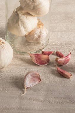 Yemek pişirmek için diş sarımsak ve sarımsak başları