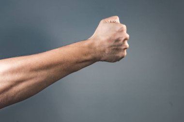 Bir yumruk yan görünüm gösterilen El