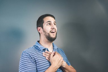 Sürpriz bir jest yapma sakallı yakışıklı adam