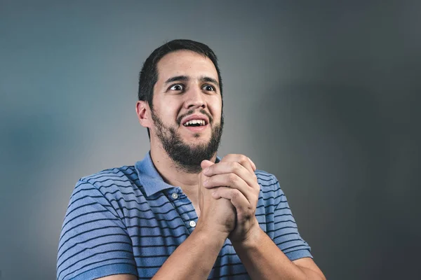 Retrato Del Hombre Mostrando Las Manos Apretadas Pidiendo Ayuda Excusa —  Fotos de Stock