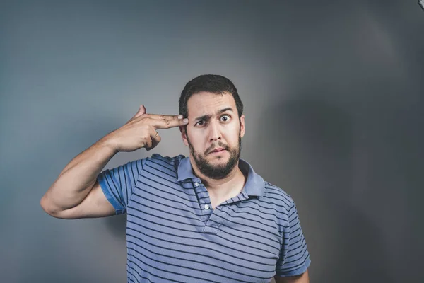 kendini bir silah olarak eliyle vurmak gibi davranarak yakışıklı genç