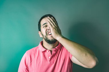 Genç adam eliyle yüzünde sürpriz