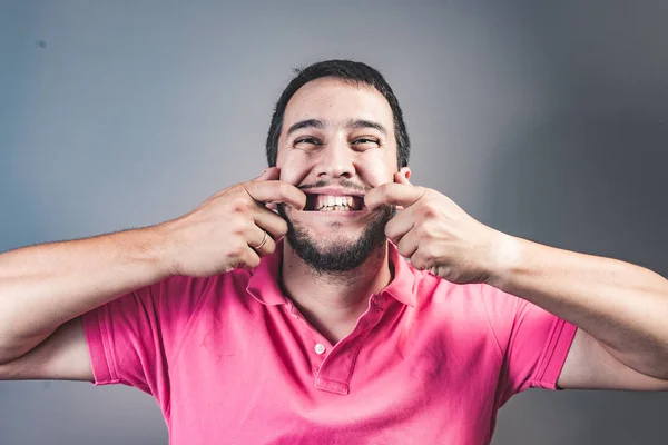 Genç Adam Bir Gülümseme Kuvvet Parmakları Ile Çekerek — Stok fotoğraf