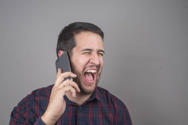 Gülümseyen adam akıllı telefonda konuşurken portresi