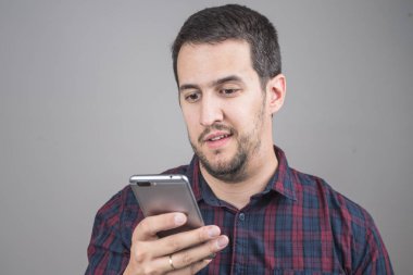 Gülümseyen adam akıllı telefonda konuşurken portresi