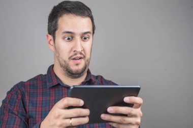 Şaşırmış adam Smartphone'da konuşan portresi