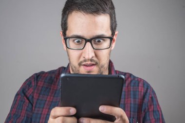 Şaşırmış adam Smartphone'da konuşan portresi