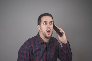 Şaşırmış adam Smartphone'da konuşan portresi