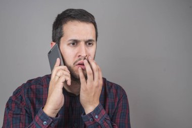 Şaşırmış adam Smartphone'da konuşan portresi