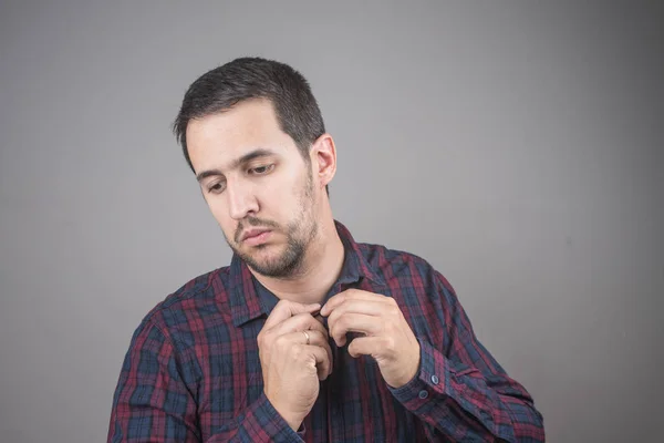 Retrato Homem Abotoando Sua Camisa Verificada — Fotografia de Stock