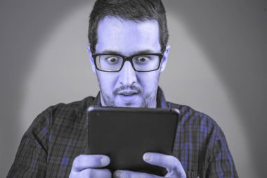 oyun ve keşfetmek bir tablet ile genç adam