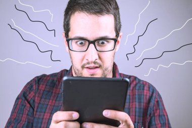 oyun ve keşfetmek bir tablet ile genç adam