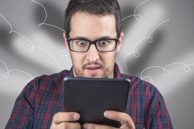 oyun ve keşfetmek bir tablet ile genç adam