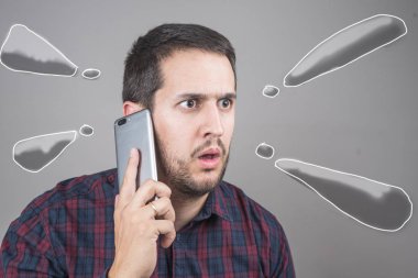 Şaşırmış adam Smartphone'da konuşan portresi