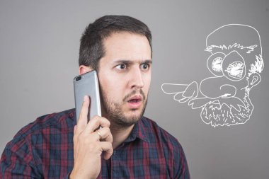 Şaşırmış adam Smartphone'da konuşan portresi