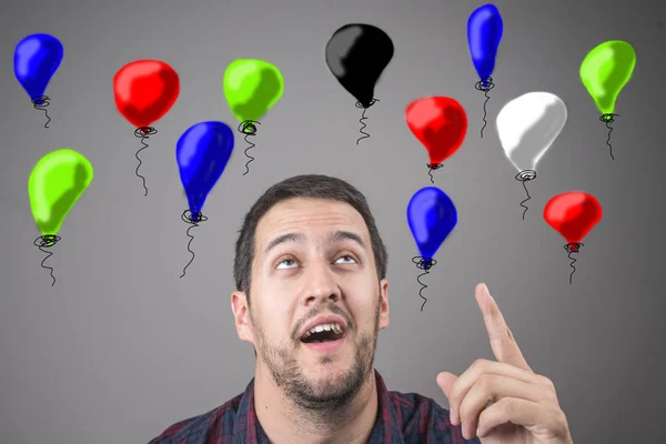 Genç adam parmağıyla işaret balonları halüsinasyon