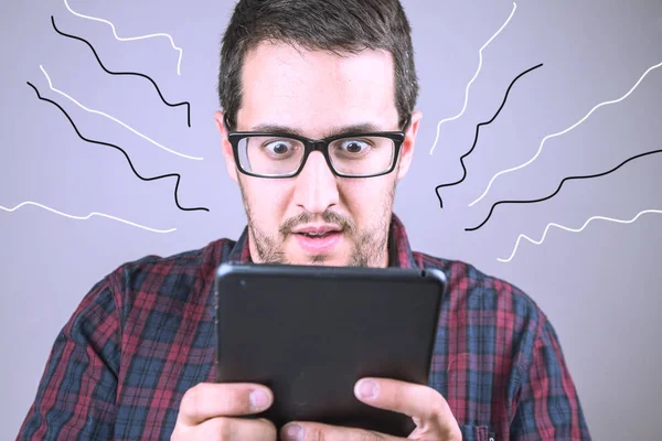 oyun ve keşfetmek bir tablet ile genç adam